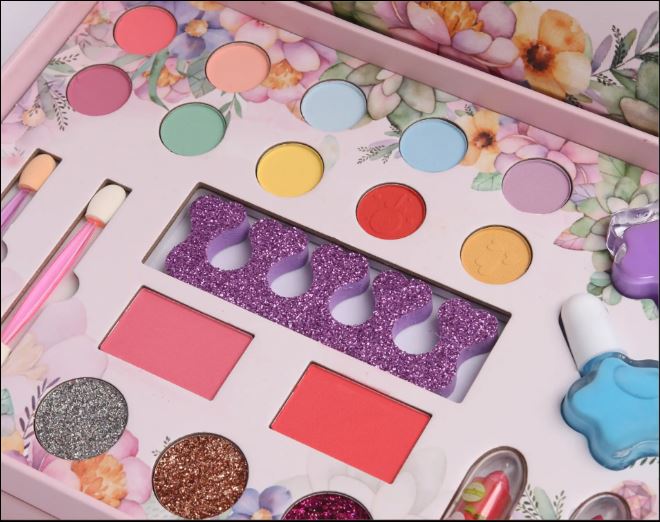 Children's set with makeup and jewelry