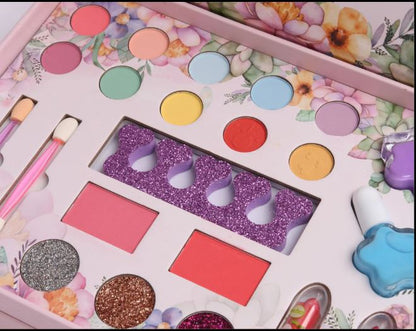 Children's set with makeup and jewelry